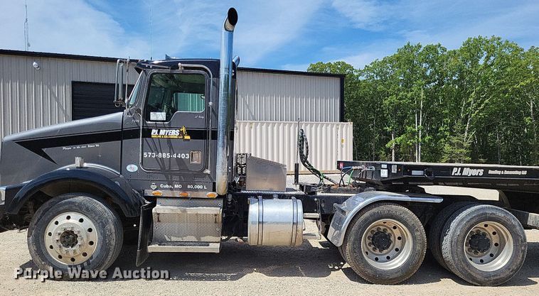 image for item DO3666 1999 Kenworth T800  semi truck