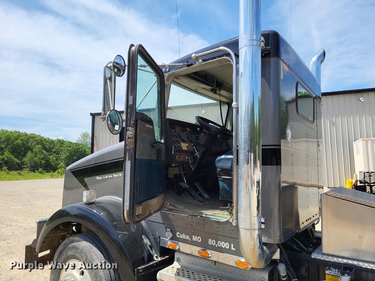 image for item DO3666 1999 Kenworth T800  semi truck