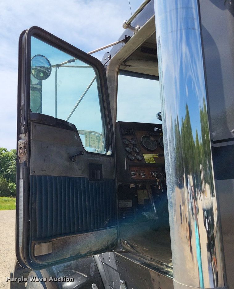 image for item DO3666 1999 Kenworth T800  semi truck