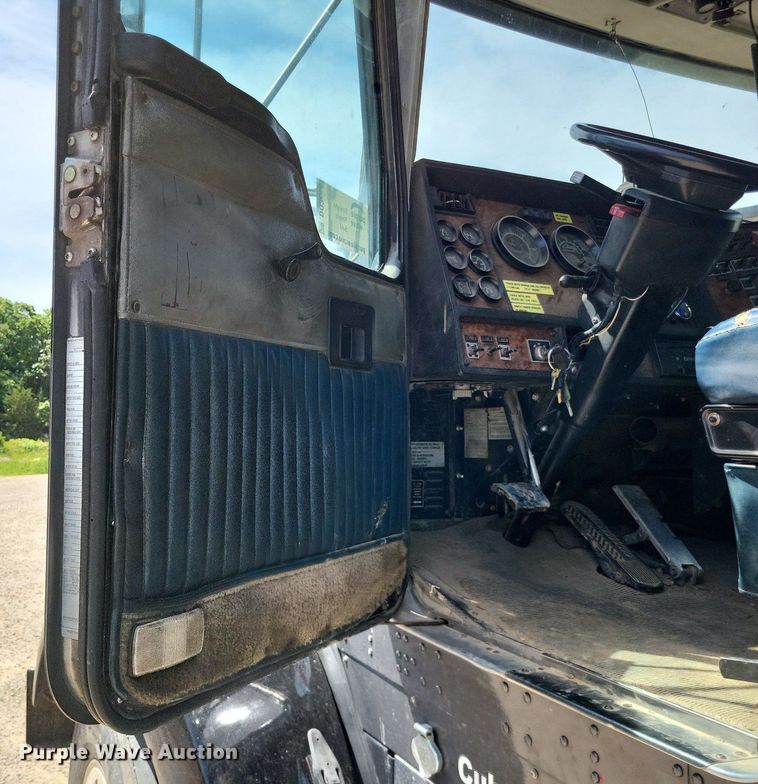 image for item DO3666 1999 Kenworth T800  semi truck