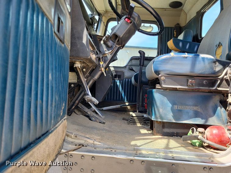 image for item DO3666 1999 Kenworth T800  semi truck