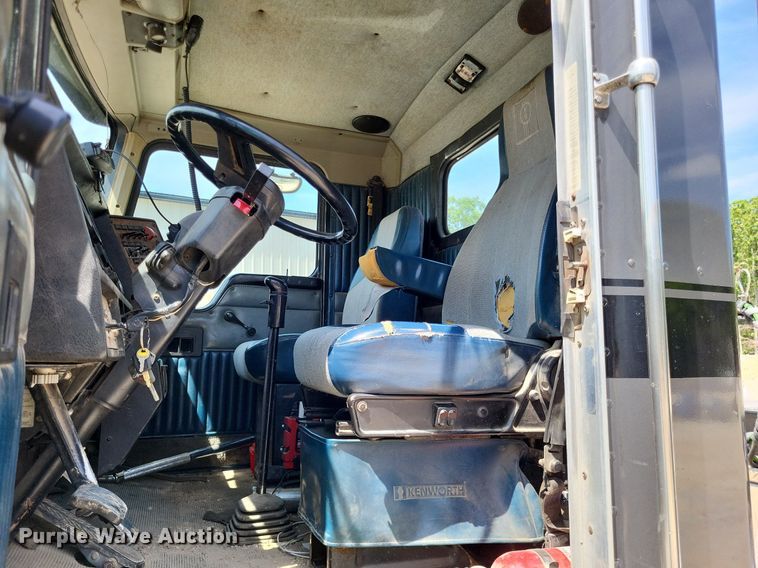 image for item DO3666 1999 Kenworth T800  semi truck