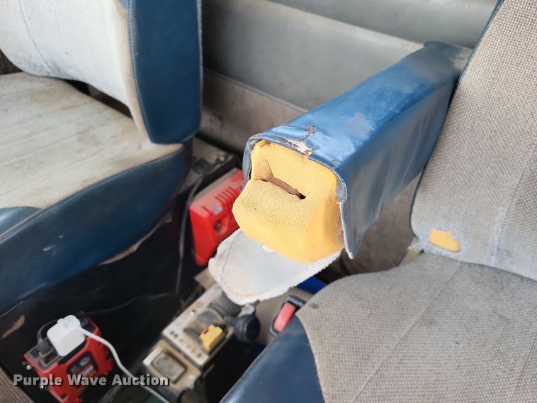 image for item DO3666 1999 Kenworth T800  semi truck