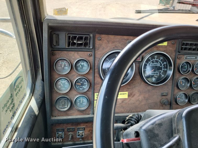 image for item DO3666 1999 Kenworth T800  semi truck