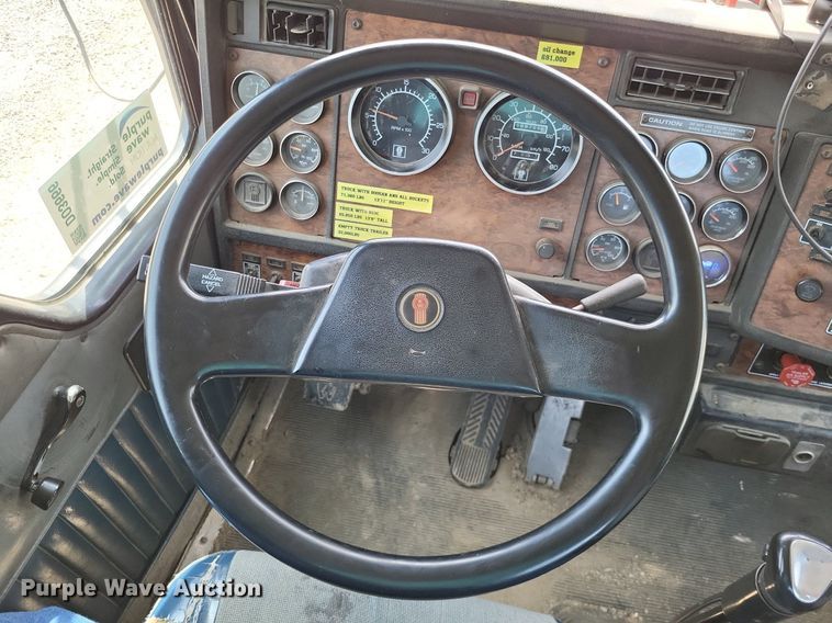 image for item DO3666 1999 Kenworth T800  semi truck