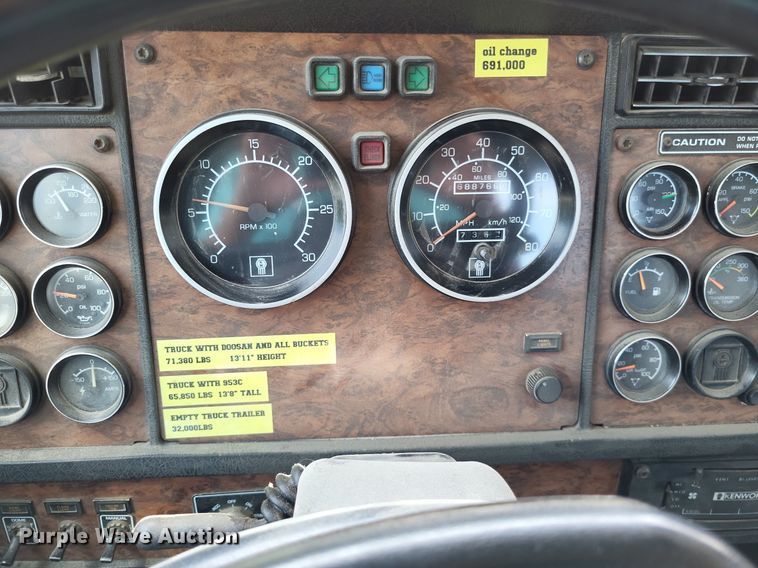 image for item DO3666 1999 Kenworth T800  semi truck