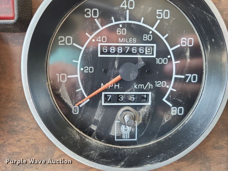 image for item DO3666 1999 Kenworth T800  semi truck