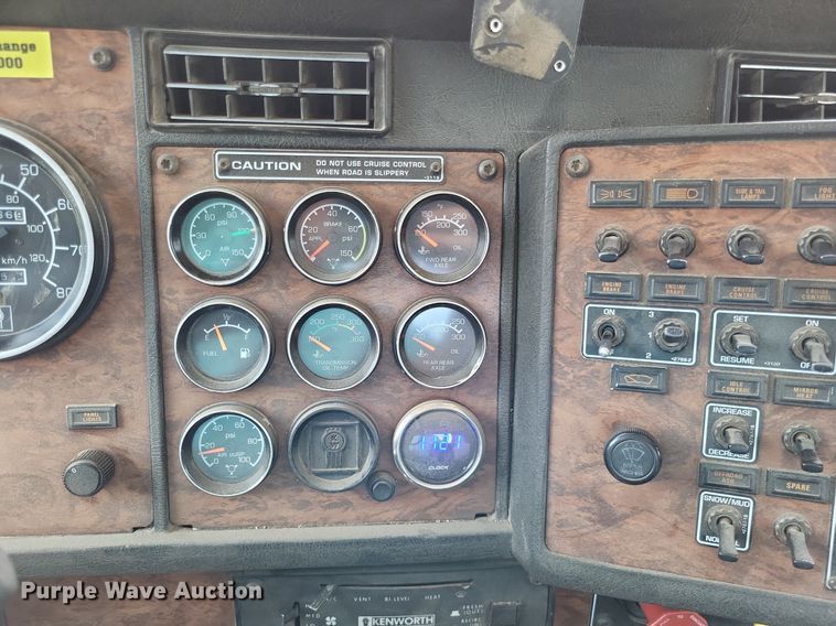 image for item DO3666 1999 Kenworth T800  semi truck