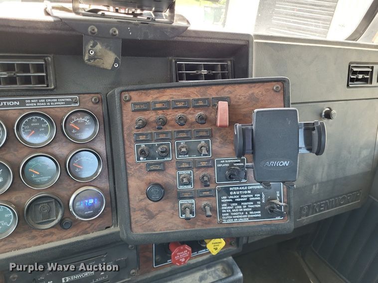 image for item DO3666 1999 Kenworth T800  semi truck