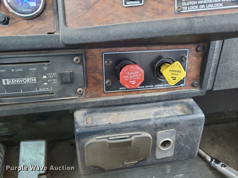 image for item DO3666 1999 Kenworth T800  semi truck