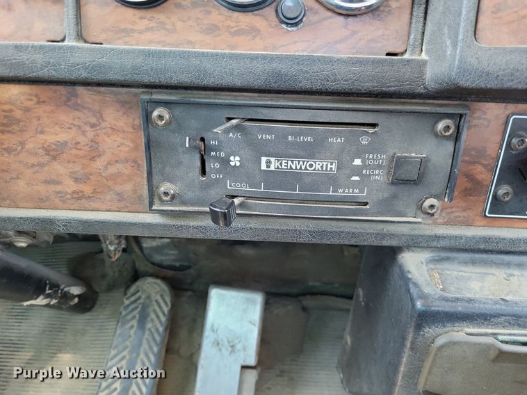 image for item DO3666 1999 Kenworth T800  semi truck