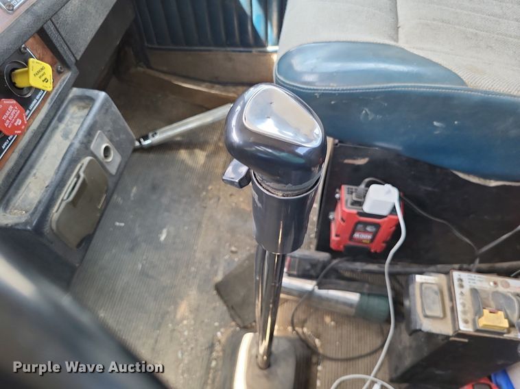 image for item DO3666 1999 Kenworth T800  semi truck