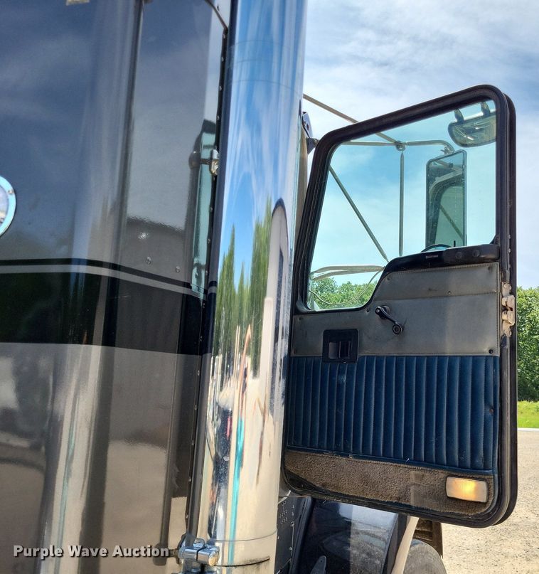 image for item DO3666 1999 Kenworth T800  semi truck