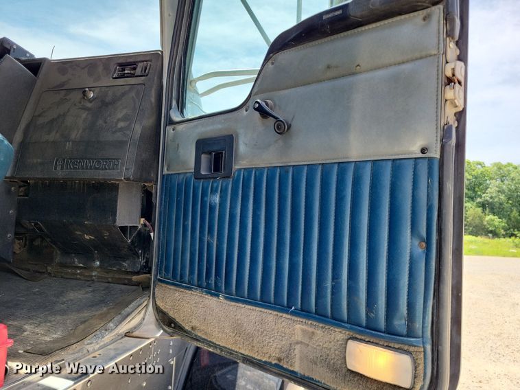 image for item DO3666 1999 Kenworth T800  semi truck
