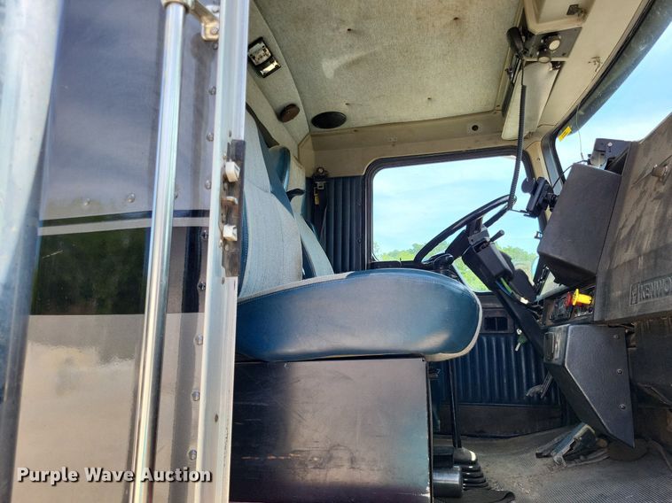 image for item DO3666 1999 Kenworth T800  semi truck