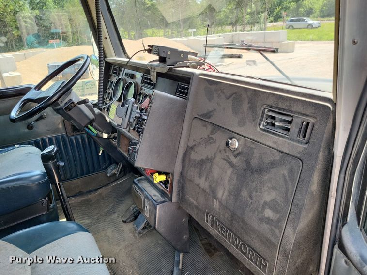 image for item DO3666 1999 Kenworth T800  semi truck