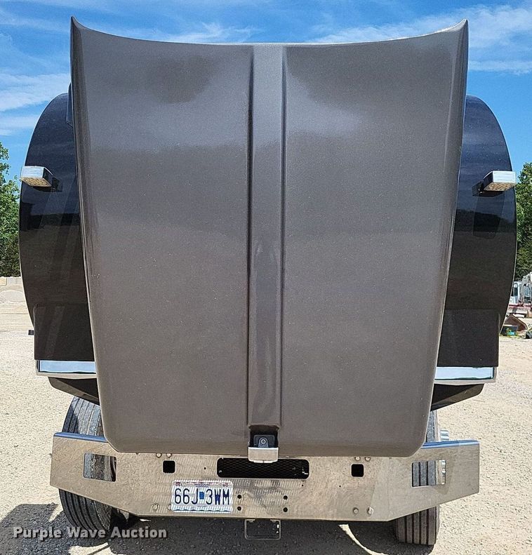 image for item DO3666 1999 Kenworth T800  semi truck