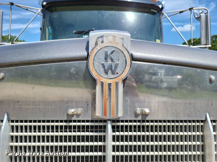 image for item DO3666 1999 Kenworth T800  semi truck