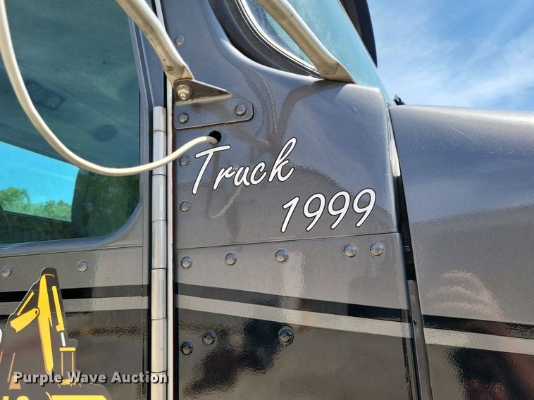 image for item DO3666 1999 Kenworth T800  semi truck
