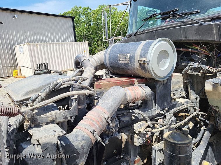 image for item DO3666 1999 Kenworth T800  semi truck