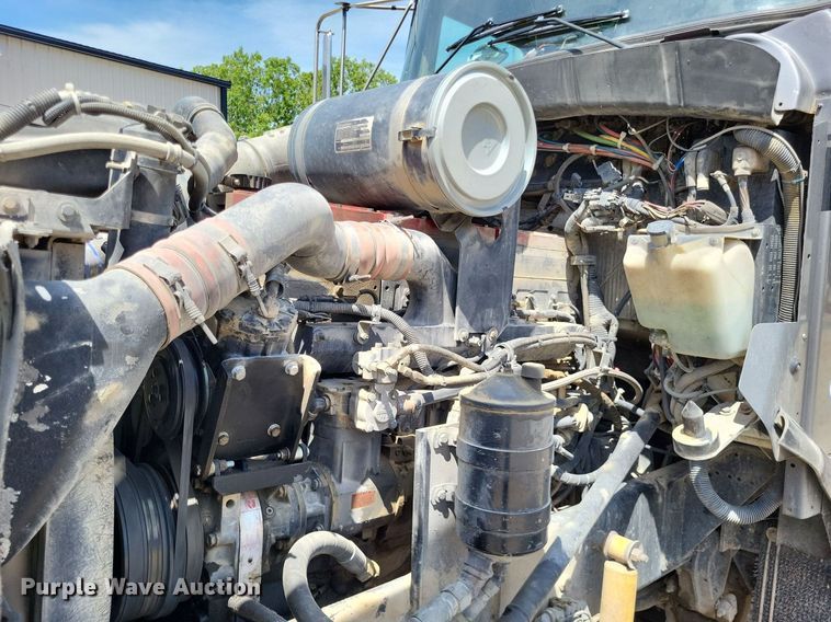 image for item DO3666 1999 Kenworth T800  semi truck