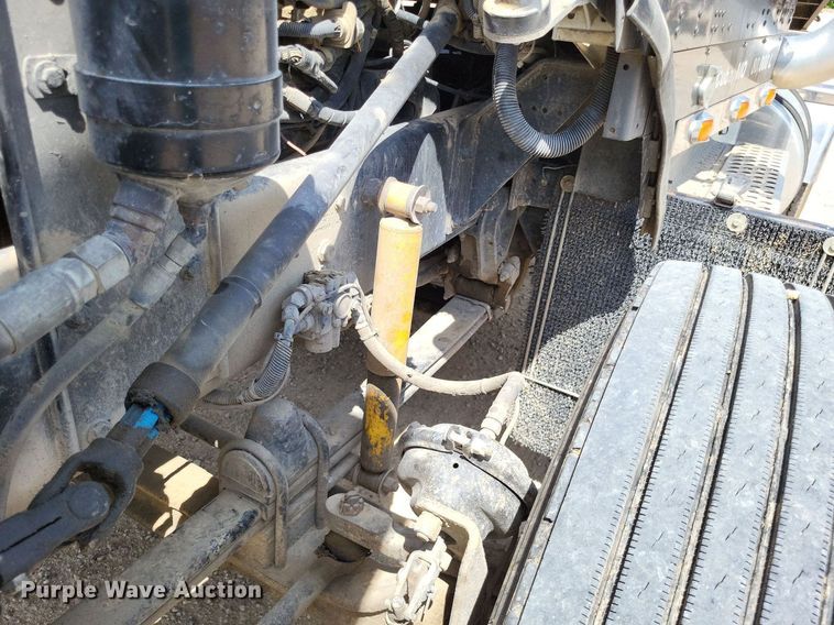 image for item DO3666 1999 Kenworth T800  semi truck