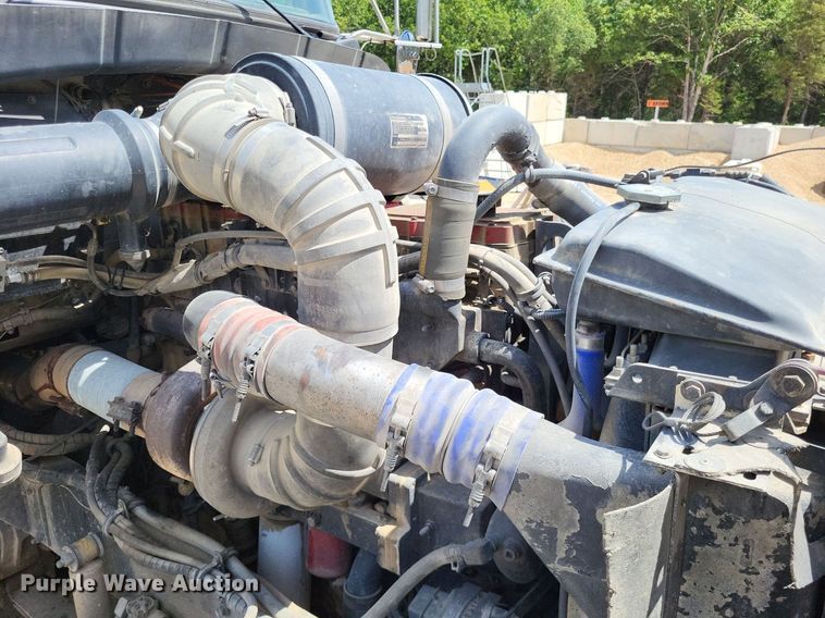 image for item DO3666 1999 Kenworth T800  semi truck