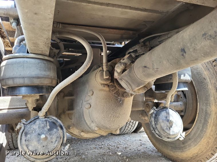 image for item DO3666 1999 Kenworth T800  semi truck