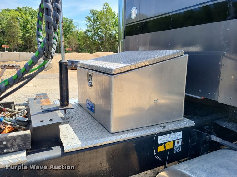 image for item DO3666 1999 Kenworth T800  semi truck