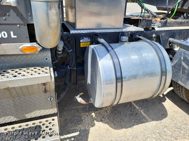 image for item DO3666 1999 Kenworth T800  semi truck