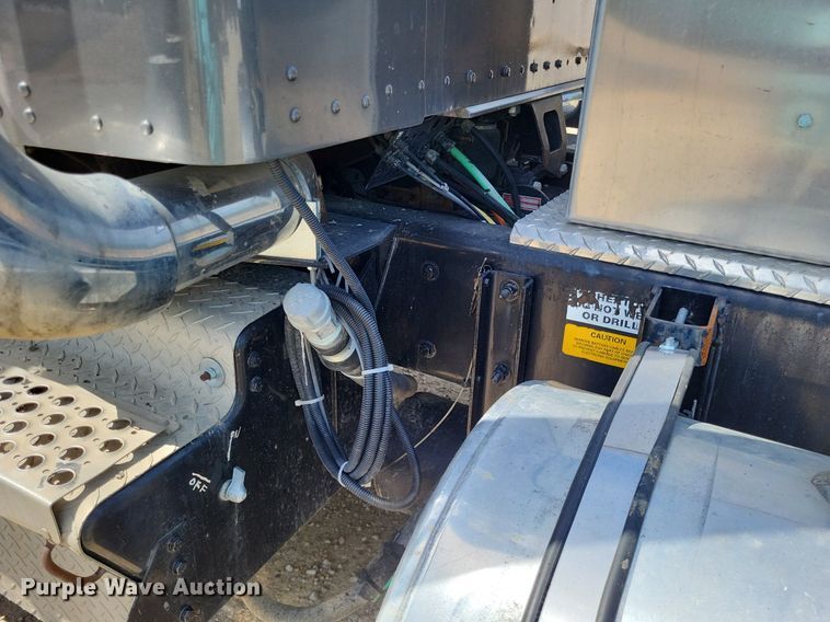 image for item DO3666 1999 Kenworth T800  semi truck