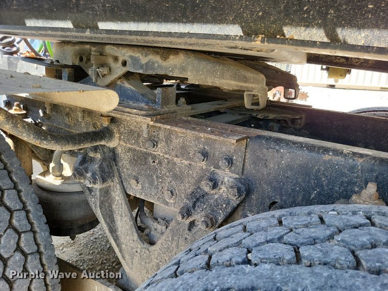 image for item DO3666 1999 Kenworth T800  semi truck