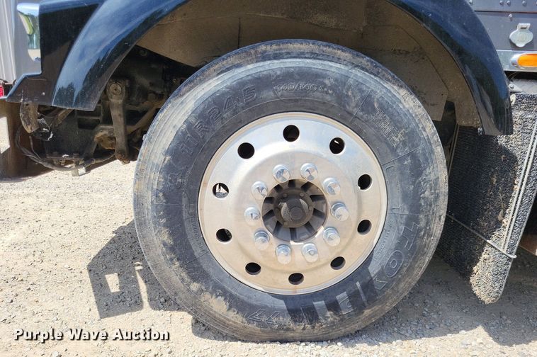 image for item DO3666 1999 Kenworth T800  semi truck