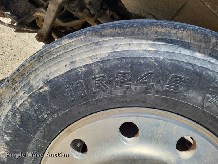 image for item DO3666 1999 Kenworth T800  semi truck