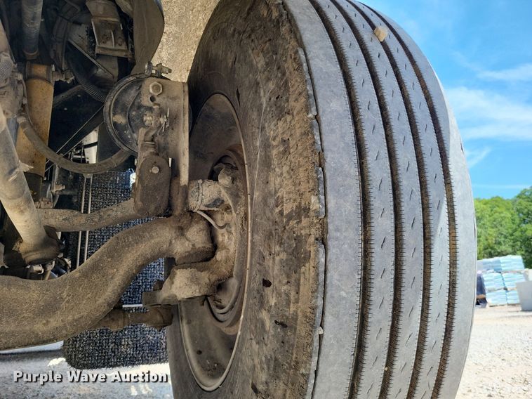 image for item DO3666 1999 Kenworth T800  semi truck