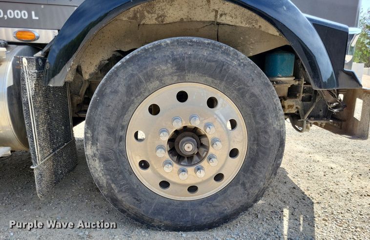 image for item DO3666 1999 Kenworth T800  semi truck