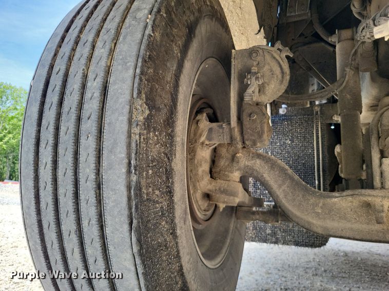 image for item DO3666 1999 Kenworth T800  semi truck