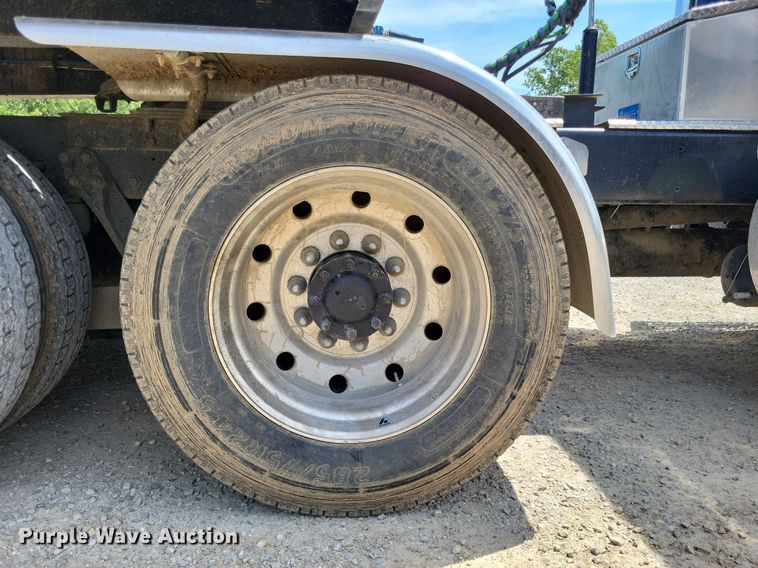 image for item DO3666 1999 Kenworth T800  semi truck