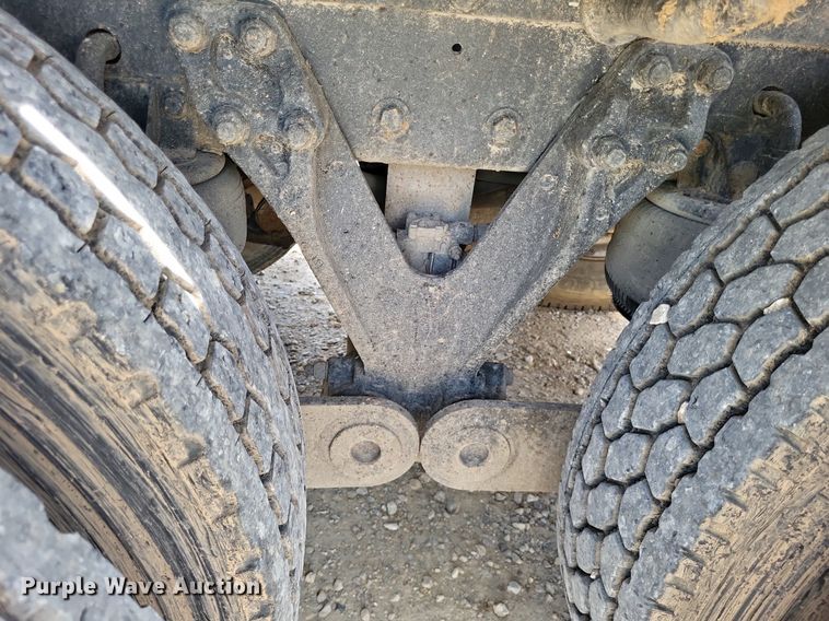 image for item DO3666 1999 Kenworth T800  semi truck