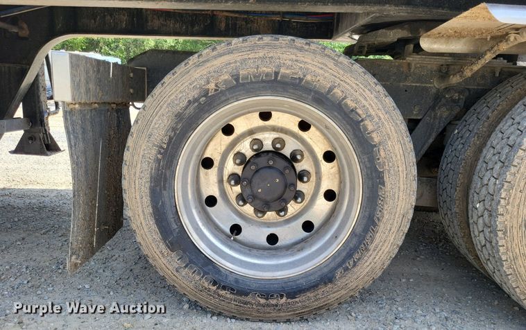 image for item DO3666 1999 Kenworth T800  semi truck