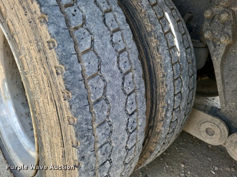 image for item DO3666 1999 Kenworth T800  semi truck