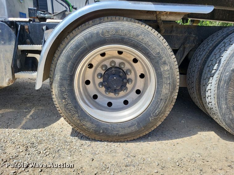 image for item DO3666 1999 Kenworth T800  semi truck