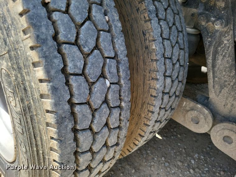 image for item DO3666 1999 Kenworth T800  semi truck