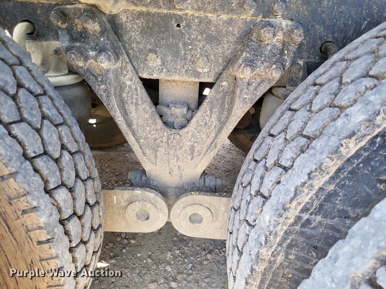 image for item DO3666 1999 Kenworth T800  semi truck