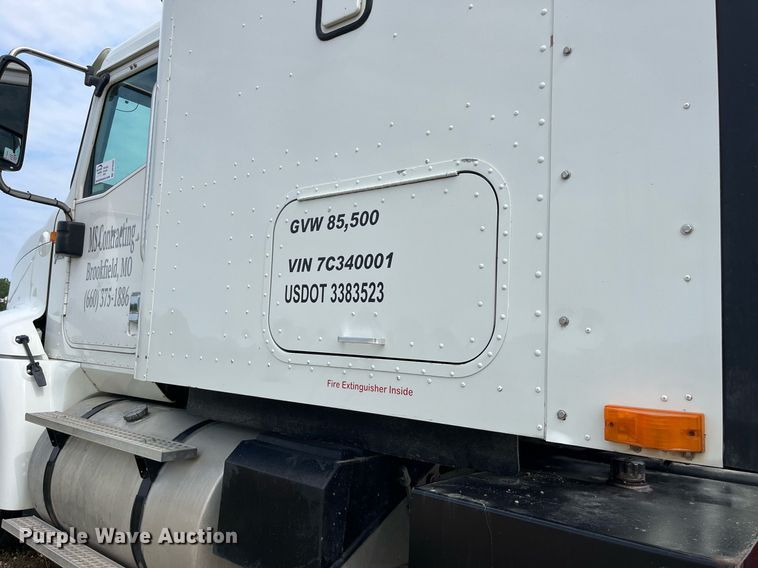 image for item DP0502 2007 International 9200i  semi truck