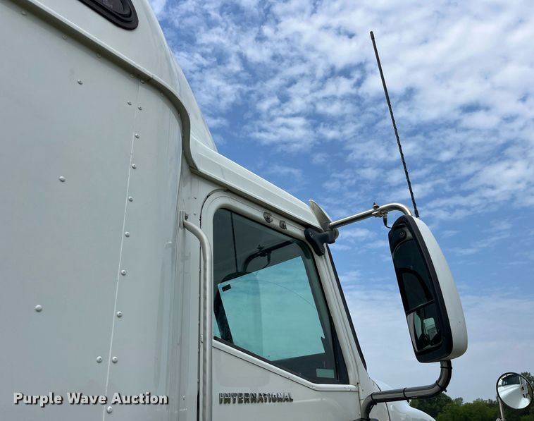 image for item DP0502 2007 International 9200i  semi truck