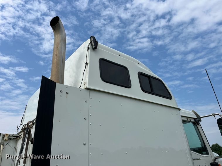 image for item DP0502 2007 International 9200i  semi truck