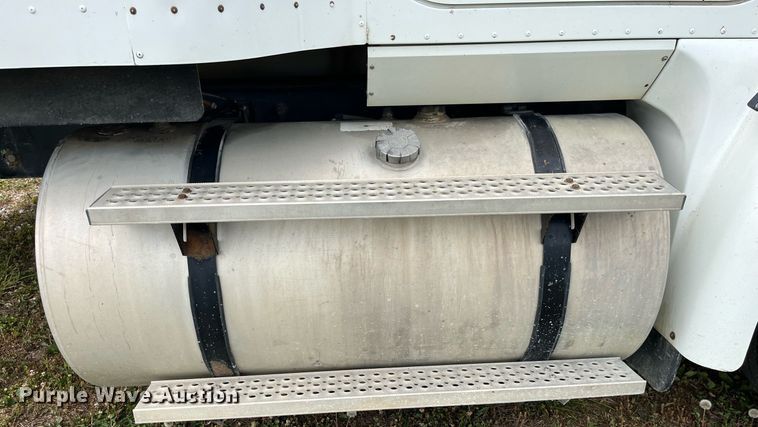 image for item DP0502 2007 International 9200i  semi truck