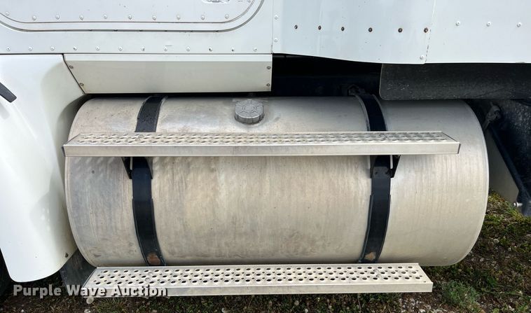 image for item DP0502 2007 International 9200i  semi truck