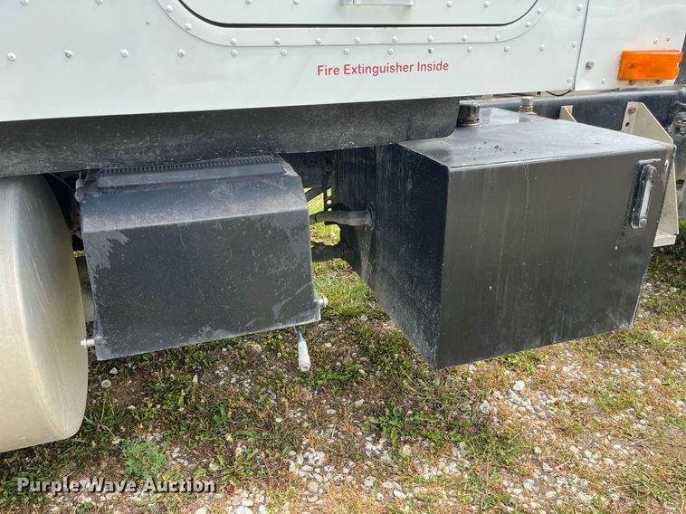 image for item DP0502 2007 International 9200i  semi truck